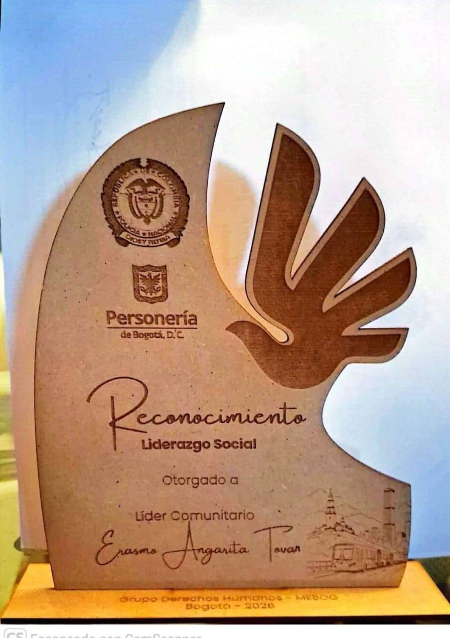 Placa de reconocimiento por liderazgo social otorgada a Erasmo Angarita Tovar